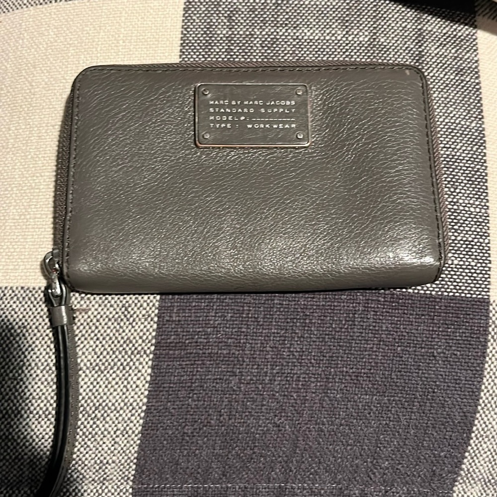 Marc Jacob’s Leather Wristlet Wallet (Gray)